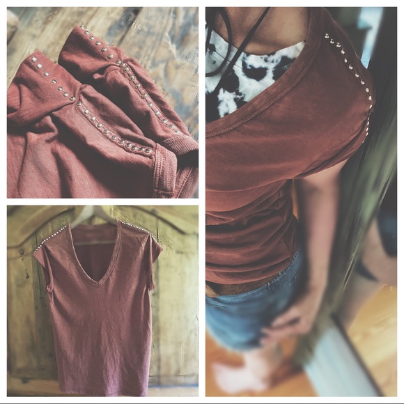 Studded Raw Edge Sleeve V-Neck Tee - Picture 4 of 16